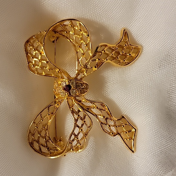 Cut Out Ribbon Bow Gold Tone Brooch Pin Christmas Holiday Clear Red Faux Stones - Picture 2 of 16